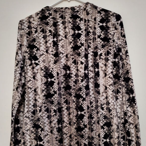 Tunic Style Long Sleeved Blouse - Picture 3 of 8